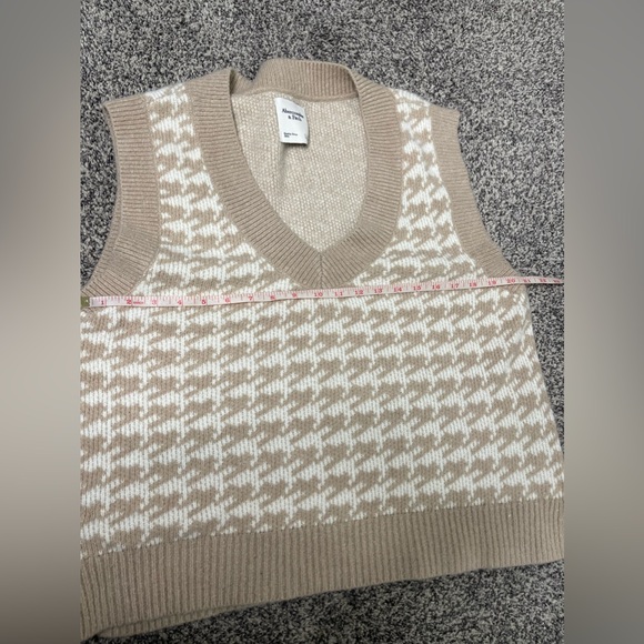 Abercrombie & Fitch NWOT Cropped Fuzzy Soft Sweater Vest Houndstooth Tan Size M - Picture 9 of 10